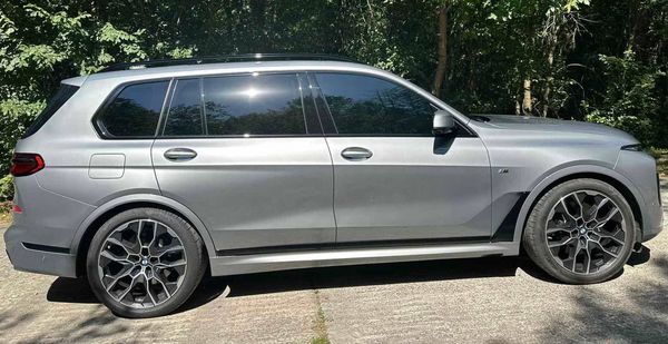 Оренда BMW X7 40D 2024 сірий позашляховик з водієм на весілля