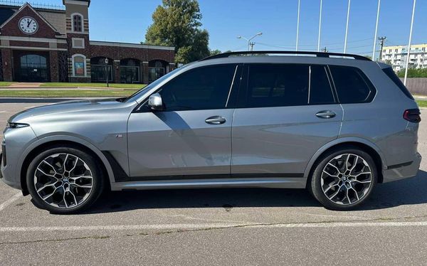 Оренда BMW X7 40D 2024 сірий позашляховик з водієм на весілля
