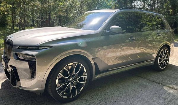 Аренда BMW X7 40D 2024 серый внедорожник с водителем на свадьбу