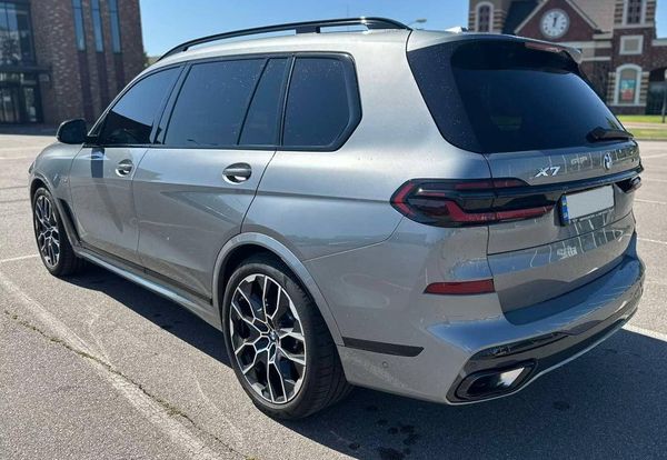 Оренда BMW X7 40D 2024 сірий позашляховик з водієм на весілля