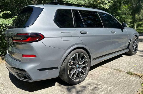 Аренда BMW X7 40D 2024 серый внедорожник с водителем на свадьбу
