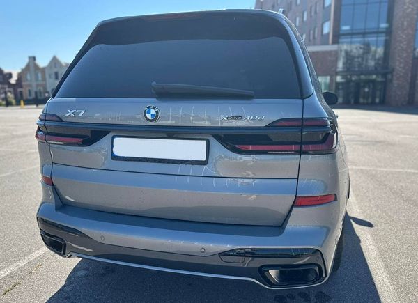 Аренда BMW X7 40D 2024 серый внедорожник с водителем на свадьбу