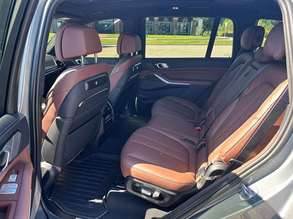 Оренда BMW X7 40D 2024 сірий позашляховик з водієм на весілля