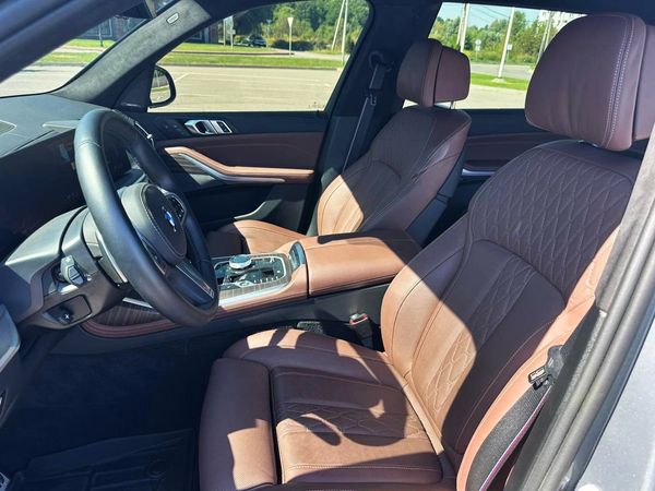 Оренда BMW X7 40D 2024 сірий позашляховик з водієм на весілля