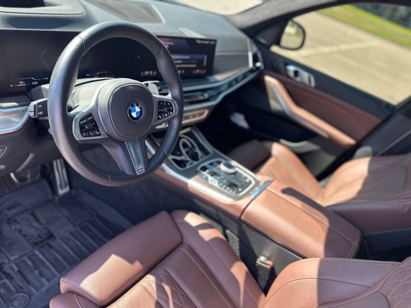 Аренда BMW X7 40D 2024 серый внедорожник с водителем на свадьбу