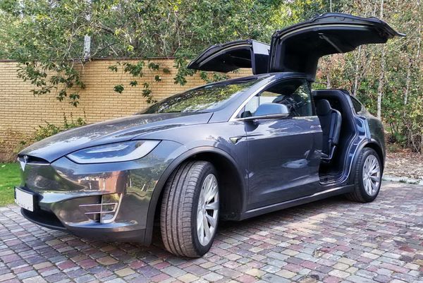 Tesla Model X серая электрический внедорожник арендовать на свадьбу съемки 