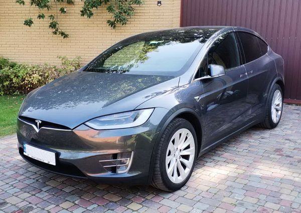 Tesla Model X серая электрический внедорожник арендовать на свадьбу съемки 