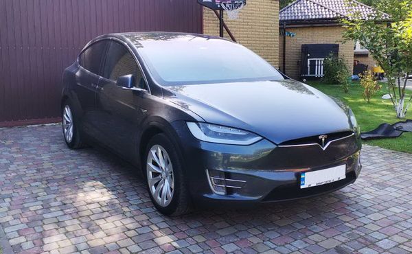 Tesla Model X серая электрический внедорожник арендовать на свадьбу съемки 