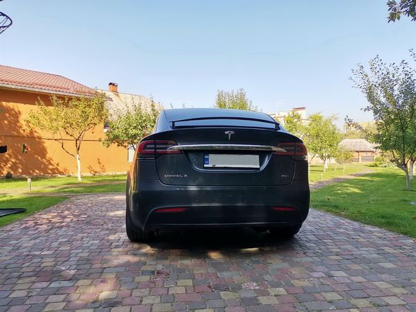 Tesla Model X серая электрический внедорожник арендовать на свадьбу съемки 