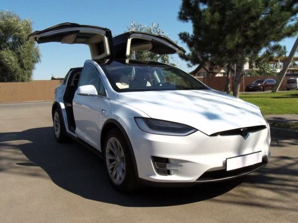 Tesla Model X белая электрический внедорожник арендовать на свадьбу