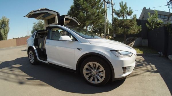 Tesla Model X белая электрический внедорожник арендовать на свадьбу