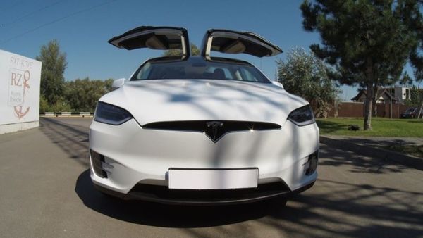 Tesla Model X белая электрический внедорожник арендовать на свадьбу