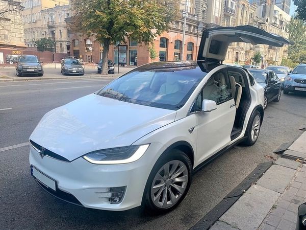 Tesla Model X белая электрический внедорожник арендовать на свадьбу