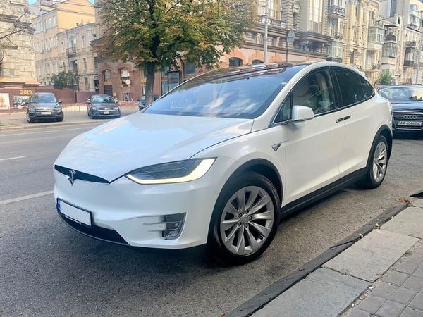 Tesla Model X белая электрический внедорожник арендовать на свадьбу