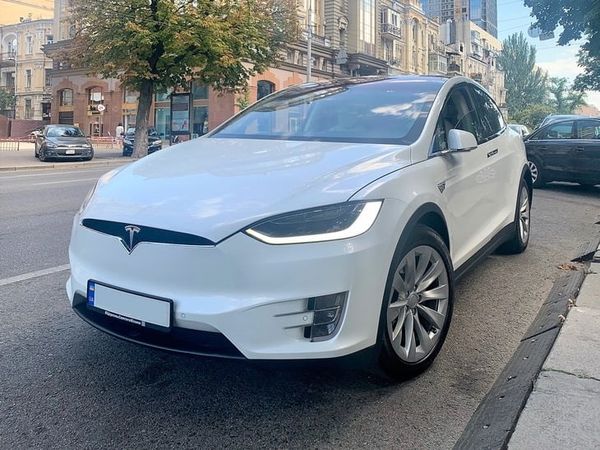 Tesla Model X белая электрический внедорожник арендовать на свадьбу