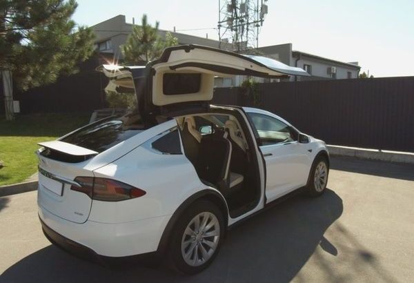 Tesla Model X белая электрический внедорожник арендовать на свадьбу