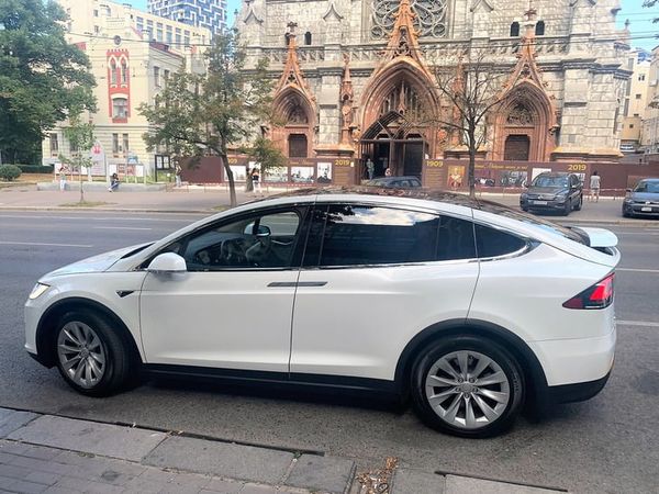 Tesla Model X белая электрический внедорожник арендовать на свадьбу