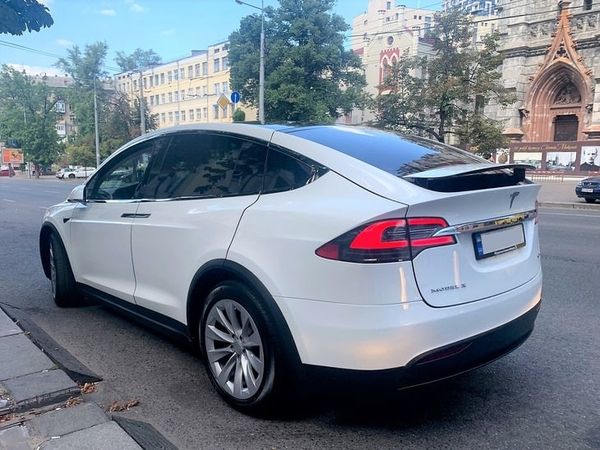 Tesla Model X белая электрический внедорожник арендовать на свадьбу