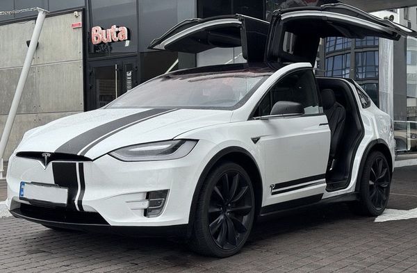 Tesla Model X біла електричний позашляховик орендувати на весілля