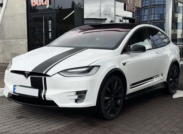 Tesla Model X біла електричний позашляховик орендувати на весілля