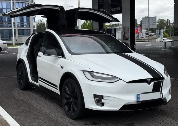 Tesla Model X біла електричний позашляховик орендувати на весілля