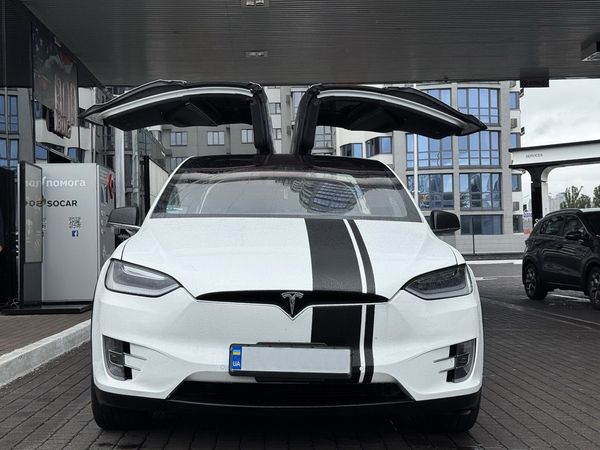 Tesla Model X біла електричний позашляховик орендувати на весілля