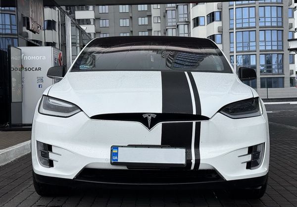 Tesla Model X біла електричний позашляховик орендувати на весілля
