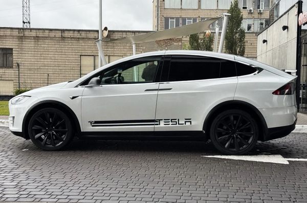 Tesla Model X біла електричний позашляховик орендувати на весілля