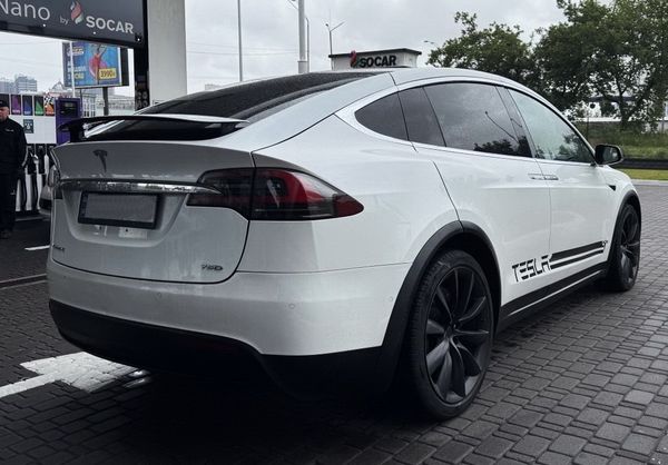 Tesla Model X біла електричний позашляховик орендувати на весілля