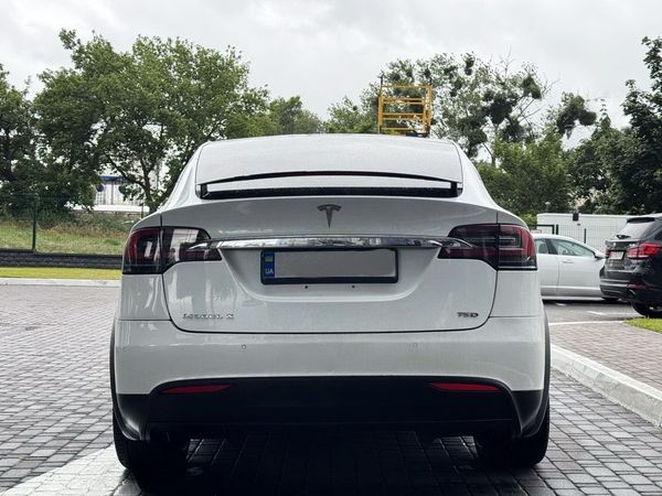 Tesla Model X біла електричний позашляховик орендувати на весілля
