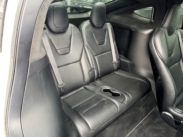 Tesla Model X біла електричний позашляховик орендувати на весілля