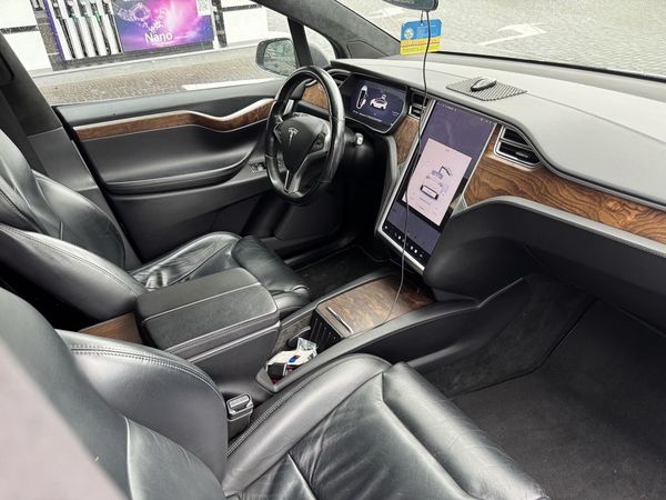 Tesla Model X белая электрический внедорожник арендовать на свадьбу Tesla Model X белая электрический внедорожник арендовать на свадьбу