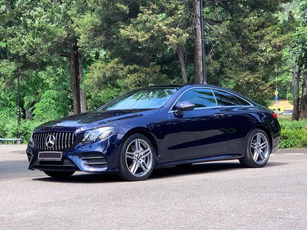 Mercedes Е Coupe W238 cиний прокат авто без водителя аренда с водителем на свадьбу