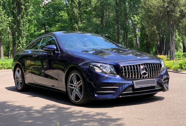 Mercedes Е Coupe W238 cиний прокат авто без водителя аренда с водителем на свадьбу