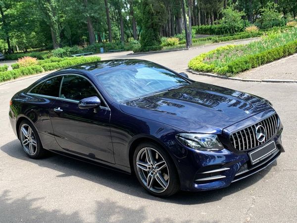 Mercedes Е Coupe W238 cиний прокат авто без водителя аренда с водителем на свадьбу