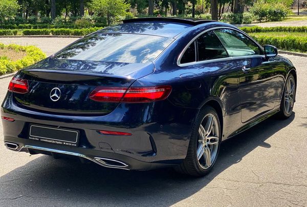 Mercedes Е Coupe W238 cиний прокат авто без водителя аренда с водителем на свадьбу