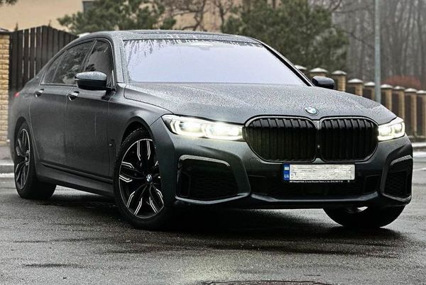 Прокат авто BMW M760 LI без водителя аренда с водителем на фото съемки видео