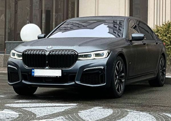 Прокат авто BMW M760 LI без водителя аренда с водителем на фото съемки видео