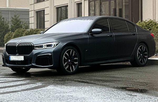 Оренда автомобіля BMW M760 LI без водія оренда з водієм для фото зйомки відео