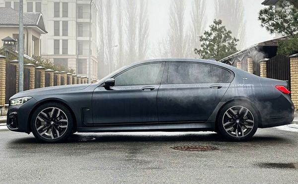 Прокат авто BMW M760 LI без водителя аренда с водителем на фото съемки видео