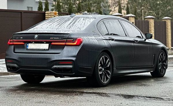 Оренда автомобіля BMW M760 LI без водія оренда з водієм для фото зйомки відео