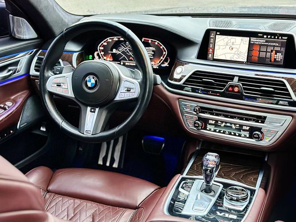 Прокат авто BMW M760 LI без водителя аренда с водителем на фото съемки видео