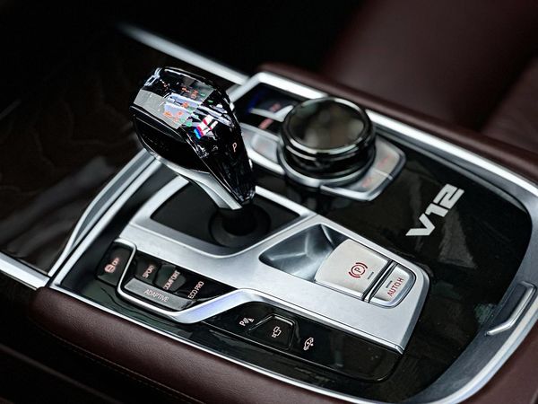 Прокат авто BMW M760 LI без водителя аренда с водителем на фото съемки видео 