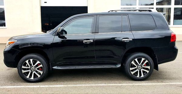 Оренда броньований джип Lexus LX 570 B6 чорний з водієм