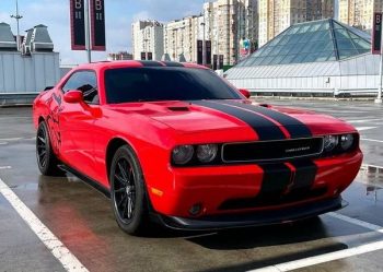 Прокат спорткара Dodge Challenger 3.6 л без водителя посуточно 