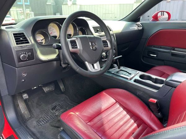 Прокат спорткара Dodge Challenger 3.6 л без водителя посуточно 
