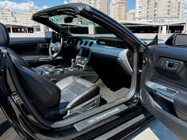 Кабриолет Ford Mustang GT черный на прокат в Киеве без водителя с водителем