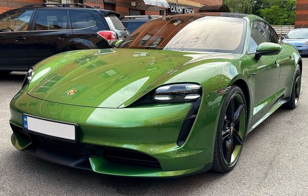 Прокат Porsche Taycan Turbo 671 hp AWD без водителя в Киеве