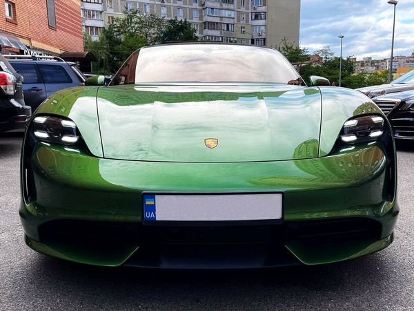 Прокат Porsche Taycan Turbo 671 hp AWD без водителя в Киеве
