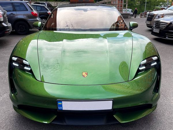 Прокат Porsche Taycan Turbo 671 hp AWD без водителя в Киеве